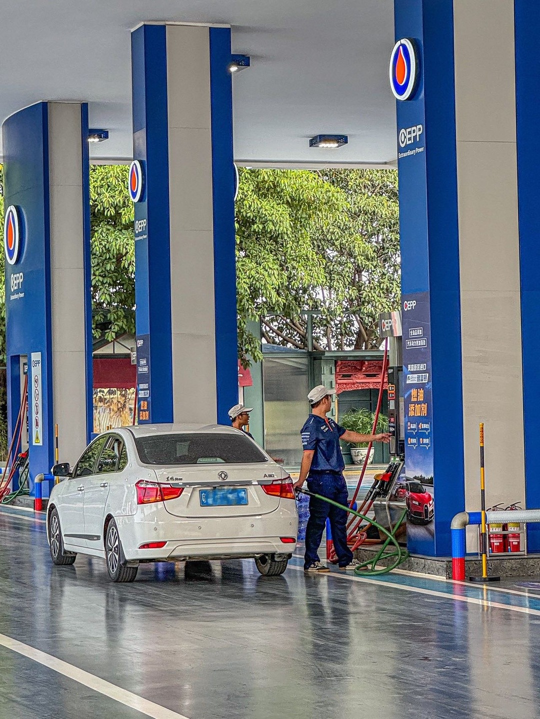 今晚油价下调！加满一箱油少花2元