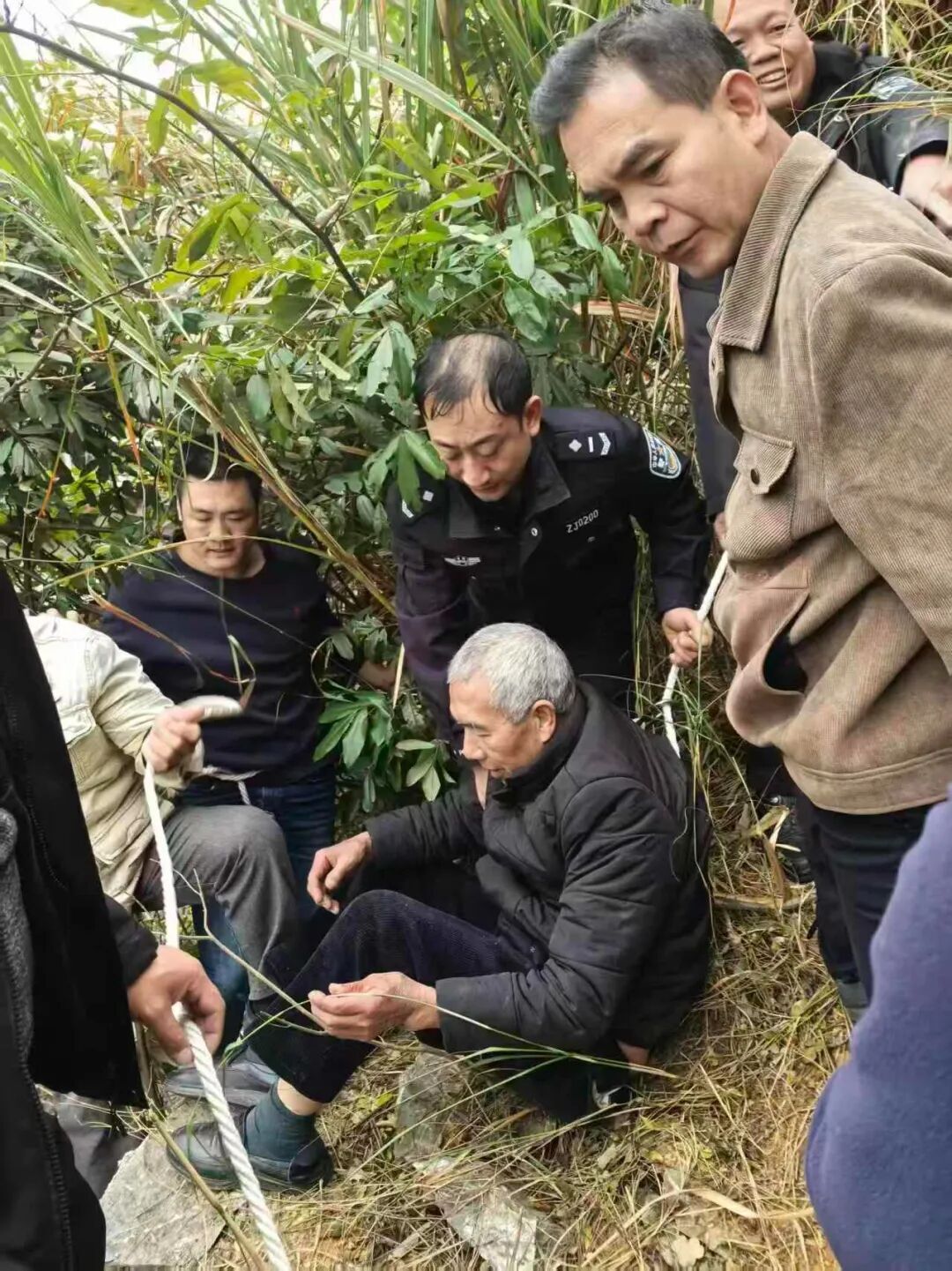 滁口七旬老人意外坠崖被困半山腰 警民联手30分钟成功营救