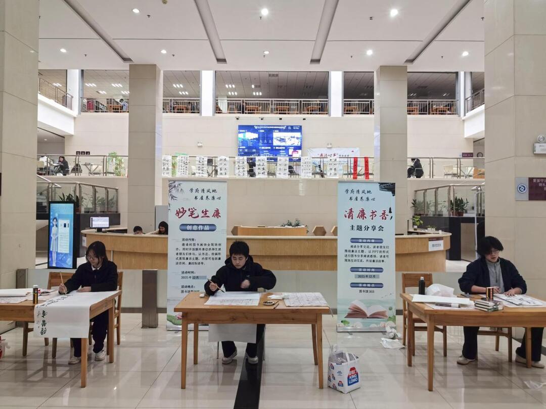 湖南交通职院图书馆开展“学府清风地，书屋养廉心”廉洁主题活动