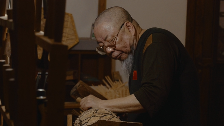 竹木雕刻“痴人”陈劲松：他从山中来，闯入湖风里