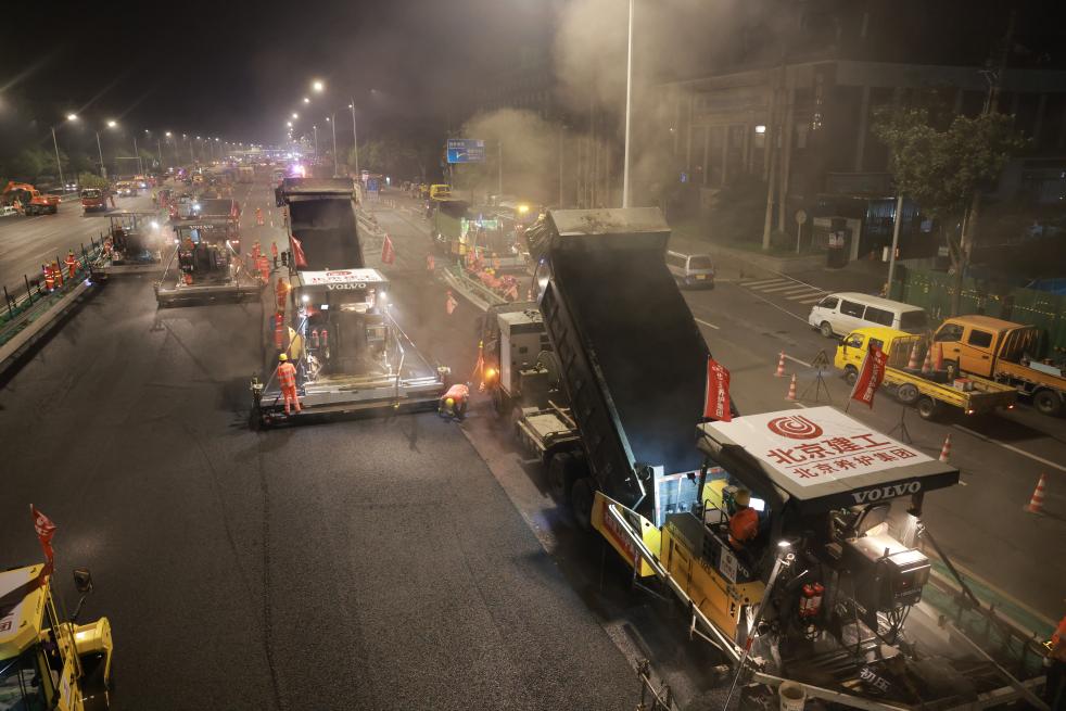 “中国速度”引海外网民点赞 北京“一夜修路”的背后