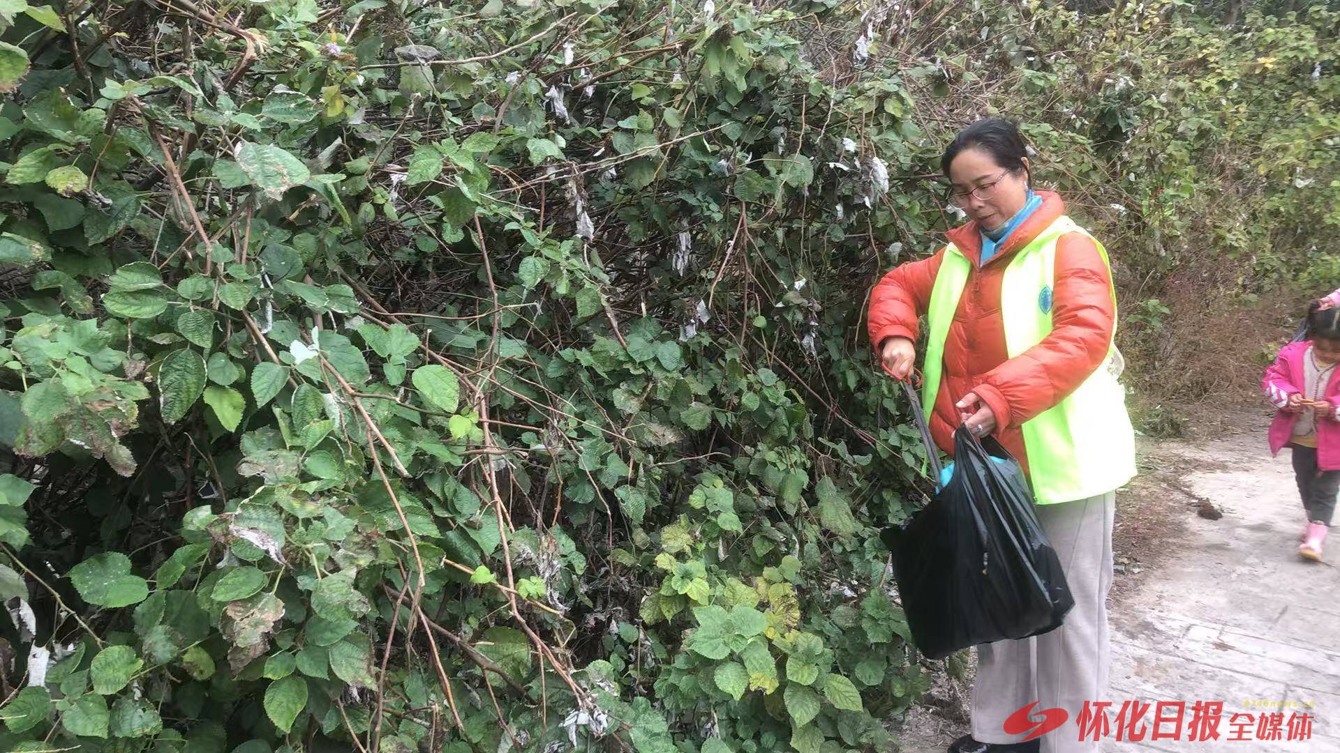 太平溪畔寒冬暖，怀化市阳光公益巡河净滩不停歇