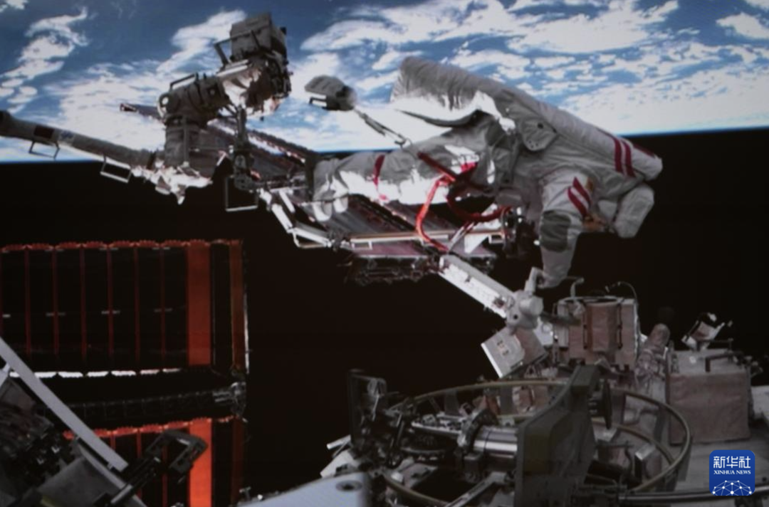 神舟二十一号航天员乘组圆满完成第一次出舱活动