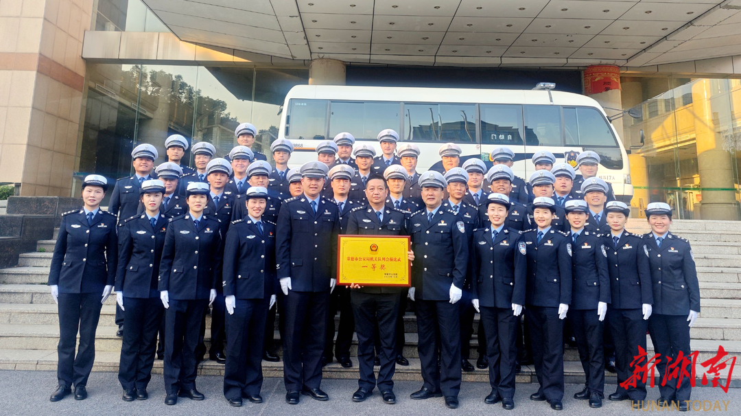 常德市公安局交管支队勇夺公安队列会操比武活动第一名