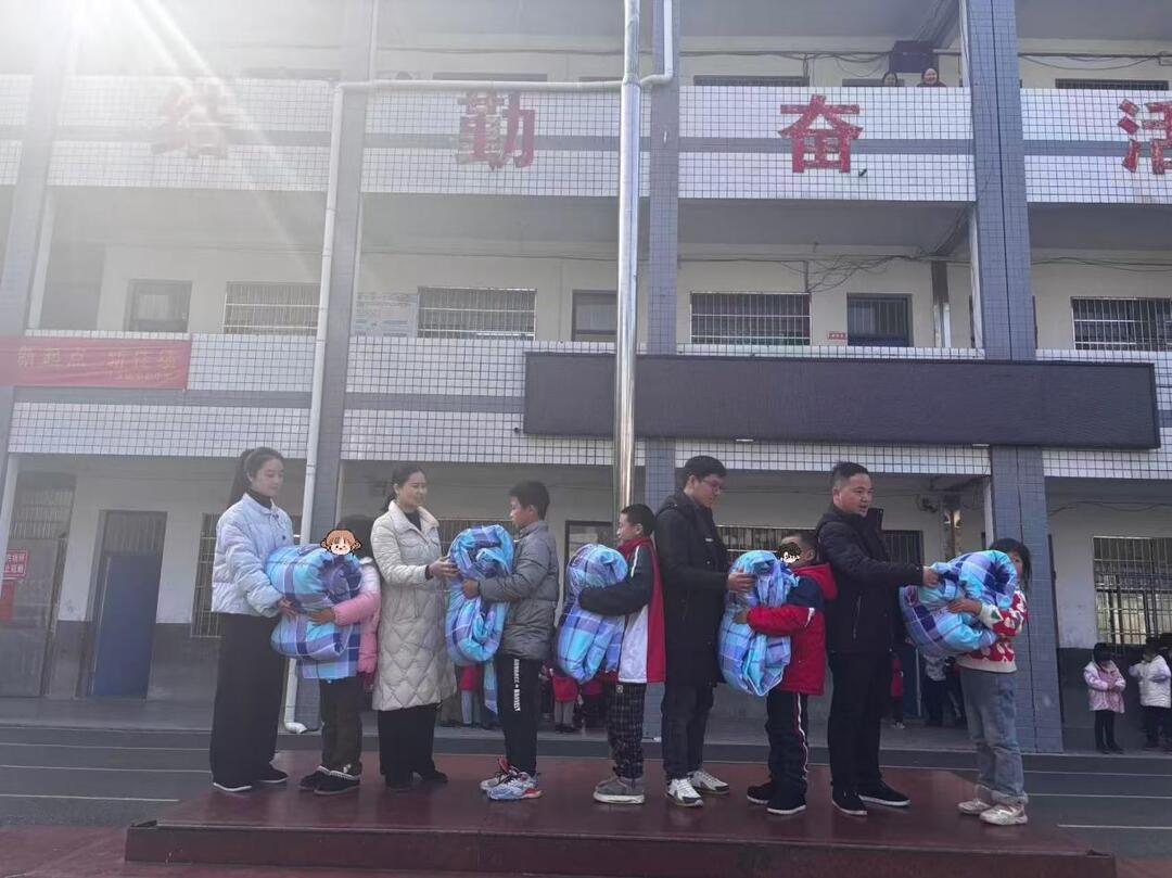 一床棉被一份暖 洞口月溪温暖学子寒冬时光