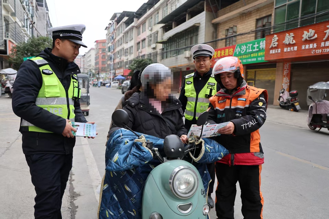 隆回交警 “硬核”整治摩托车、电动车辆