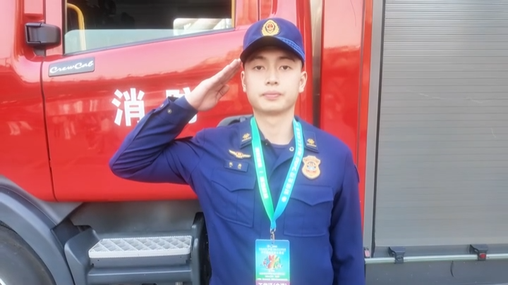 湘超赛场外的消防员 ——致敬“背对”球场的身影