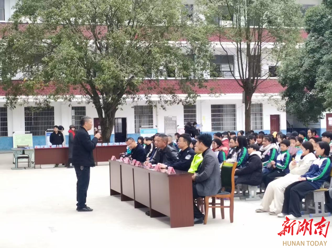 桑植县凉水口镇开展“小手拉大手 一盔一带我先行”交通安全教育宣传活动