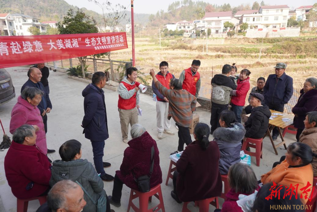 娄星区选调生志愿服务队进乡村开展秸秆禁烧宣传