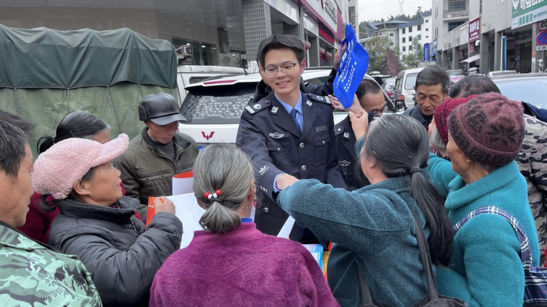 桂东寨前：赶集普法 春风暖民心