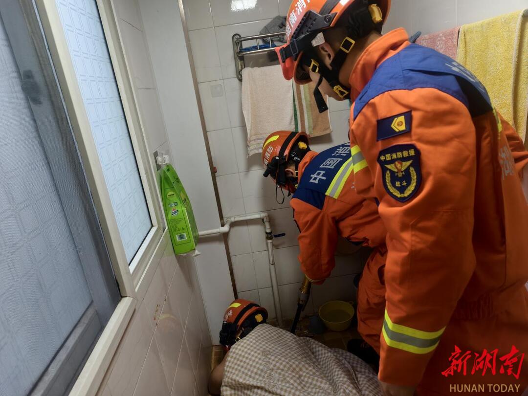 居民遭厕所“吞”手，望城消防科学救援