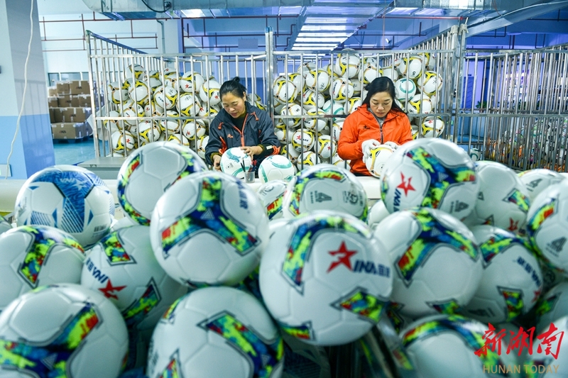 足球用品海外订单持续增长