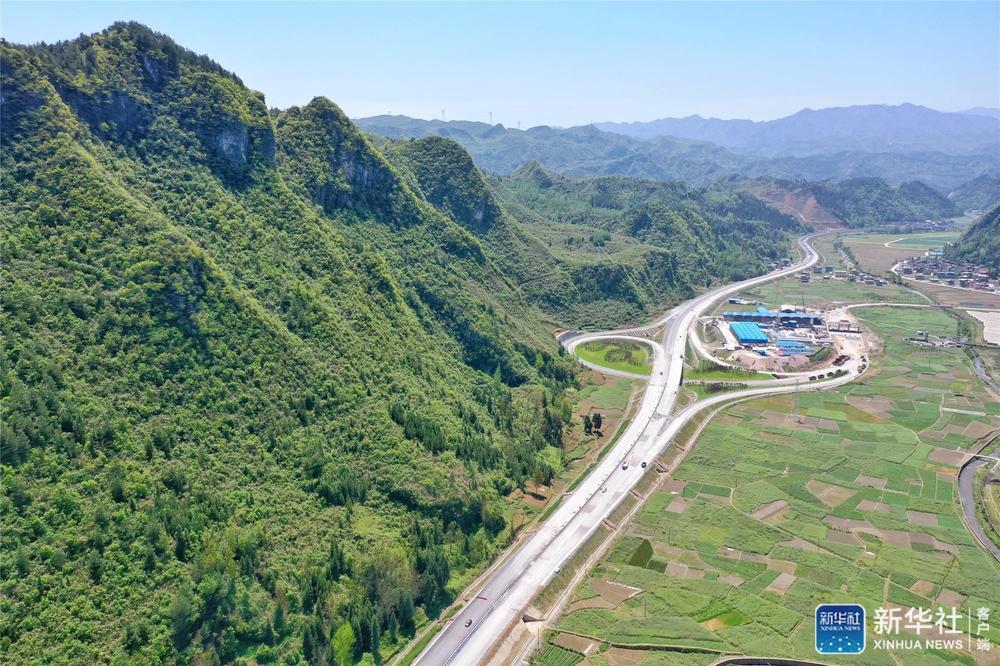 条条“路”里话信心