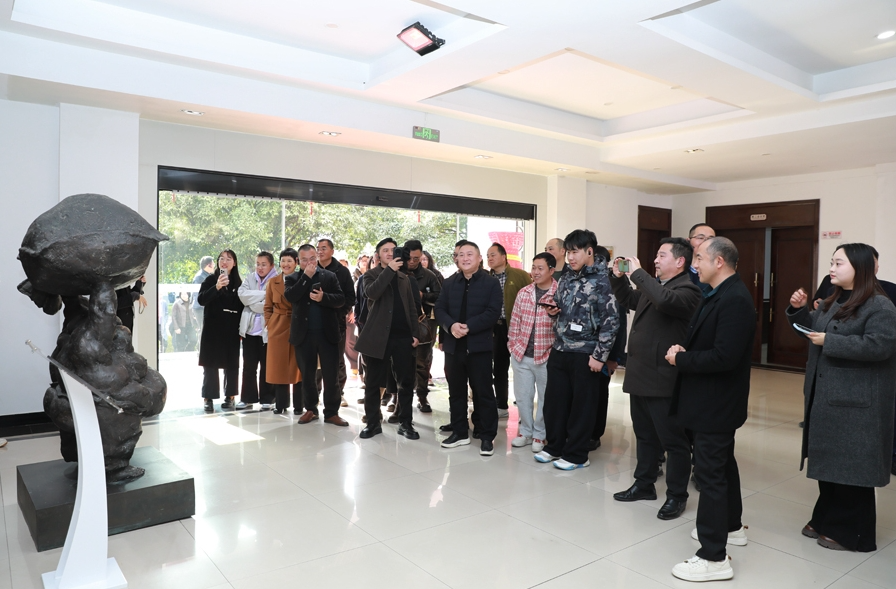 湘西高新区携手酒鬼酒举办企业探访活动 促产业联动谋合作共赢