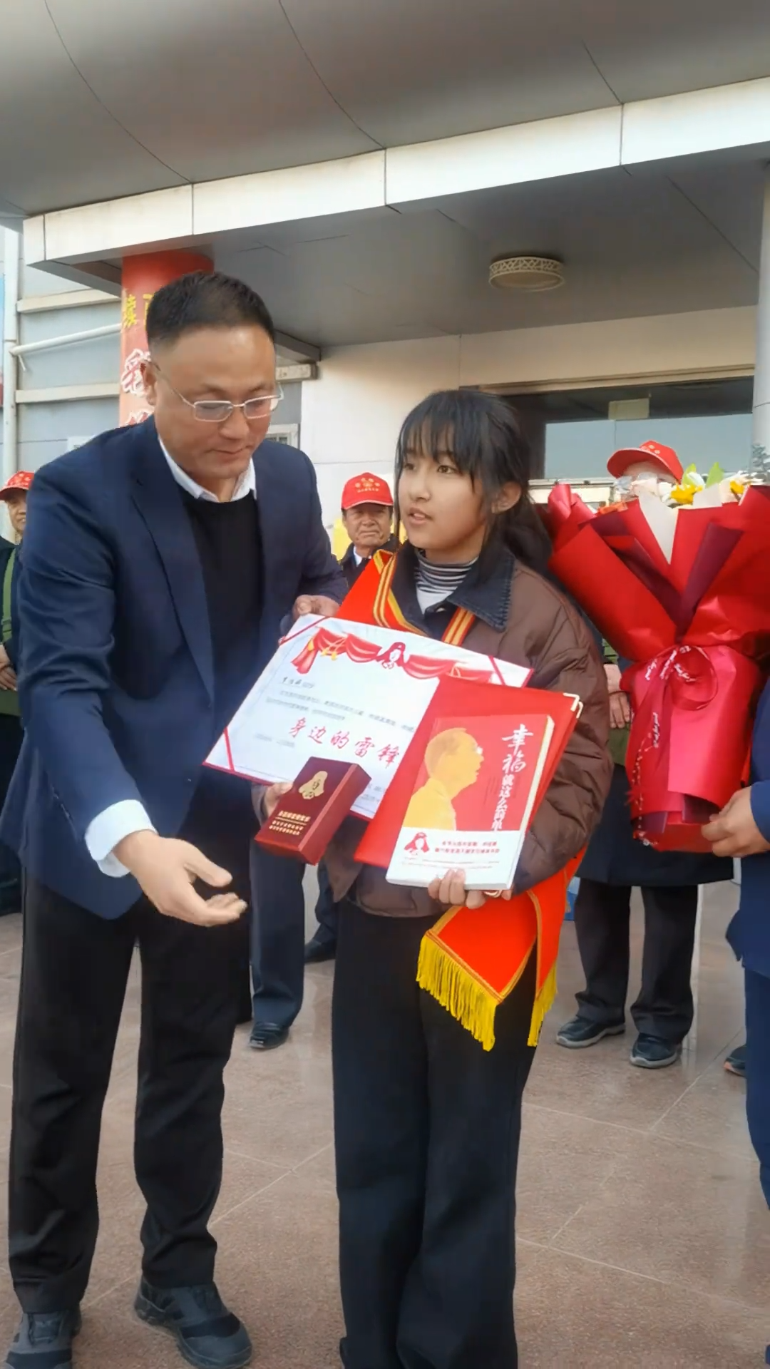 好孩子大家都宠着！宁夏社会各界人士为李佳婷送上表彰及慰问金