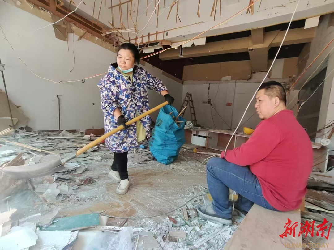 向阳而生！弱女子带重病丈夫打工，6年坚守扛起风雨家