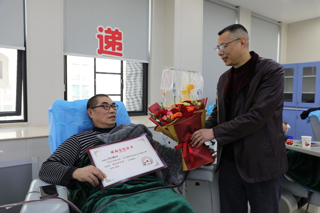 献血总量达63600毫升！他用第178次献血庆祝60岁生日