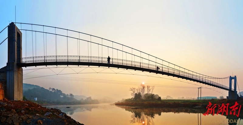 民生吊桥贯通两岸