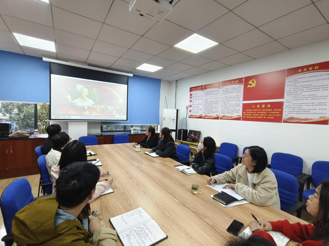 长沙民政职院外语学院学生管理党支部开展11月份“一月一课一片一实践”活动