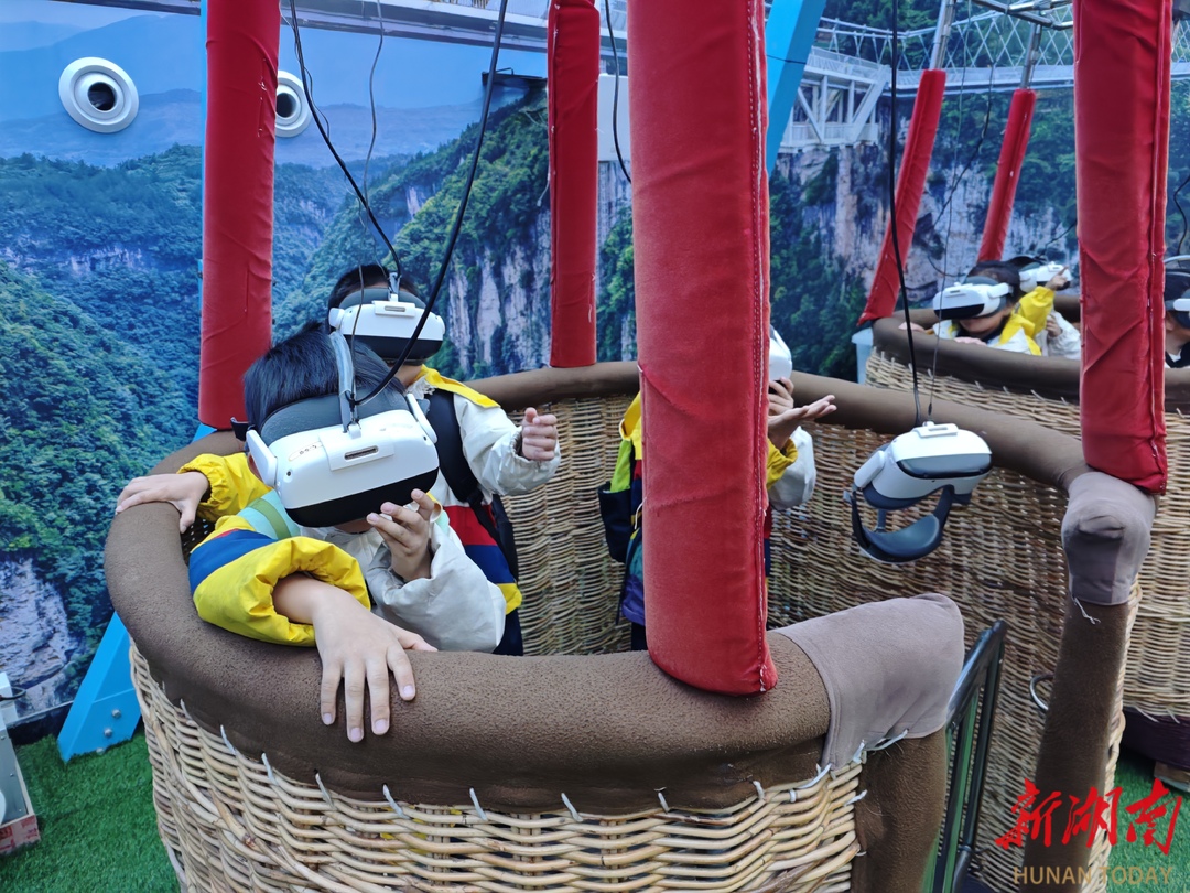 张家界敦谊小学450余名师生走进大峡谷开启研学实践之旅