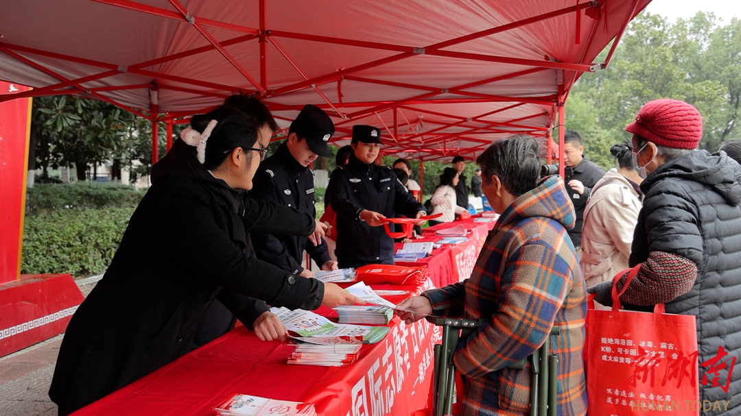 志愿“反诈”进广场 守护老人“钱袋子”