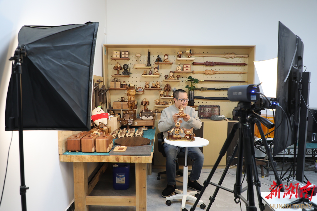 蓝山：归雁“反哺”润泽乡里 