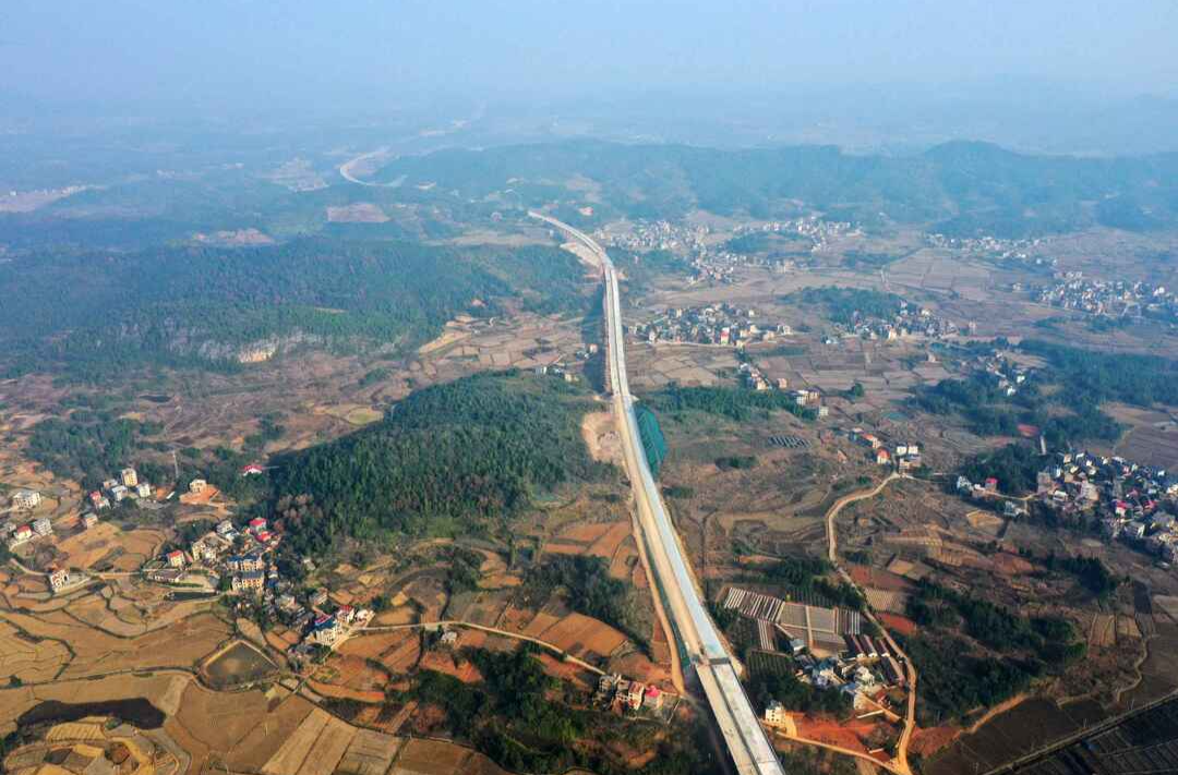 新田：桂新高速主线全幅贯通