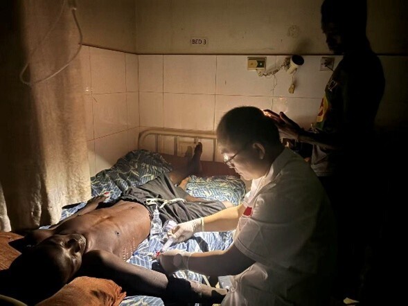 微光大义！援塞医疗队手电筒下救治脓毒血症青年