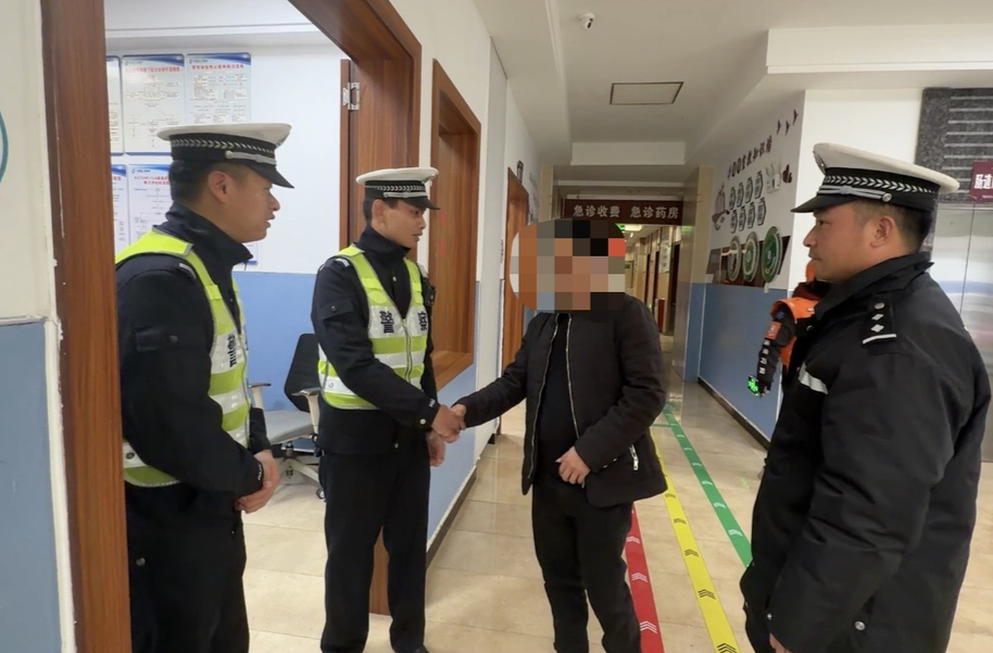 与死神赛跑！花垣交警紧急护送心脏病患者就医