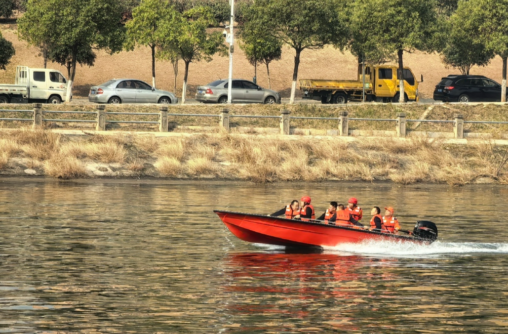 娄底市应急救援支队开展舟艇操作及水域救援专项训练
