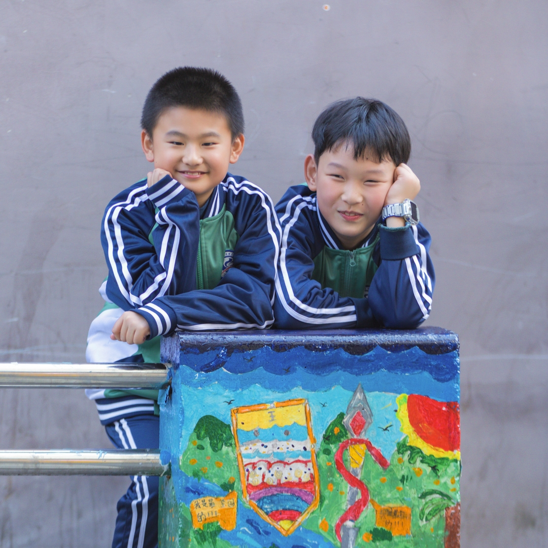 校门变成了户外课堂，26个护学石墩“开口讲成语”