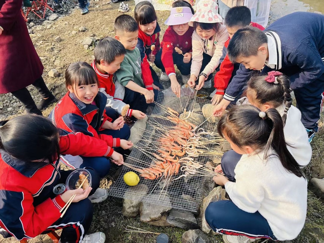 会同县林城镇一完小：炊烟袅袅映笑脸 劳动实践促成长