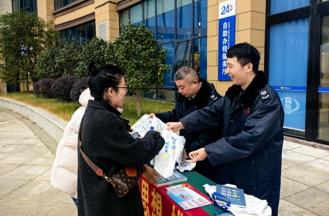 娄底经开区税务局开展国家宪法日宣传活动