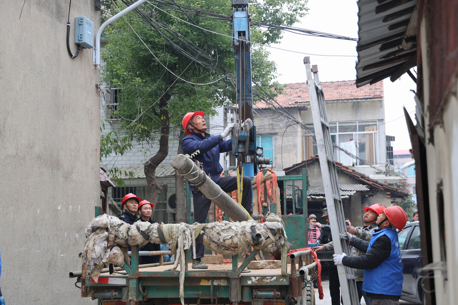 县城市管理综合行政执法大队：主动破解管理难题 消除危旧电杆安全隐患