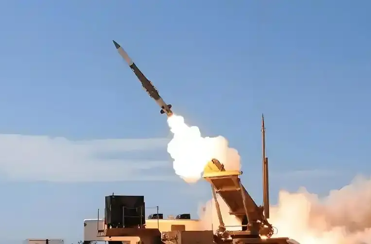 日本防卫省：日美在日本海上空举行联合训练