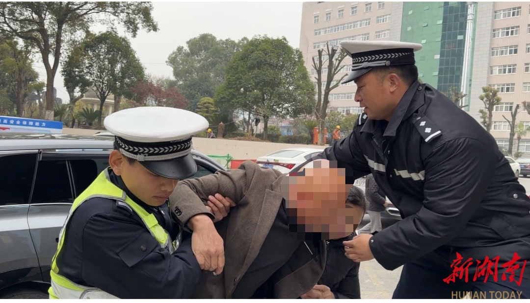 为生命“狂飙”5分钟，花垣交警，好样的！