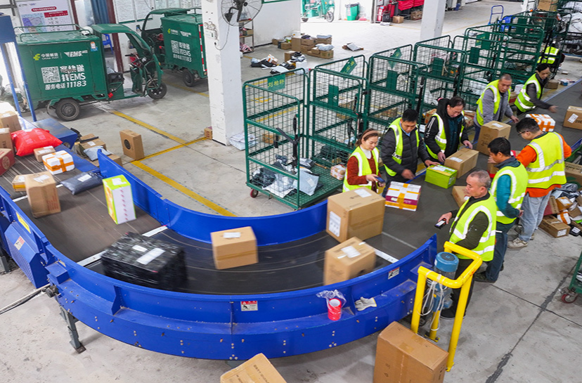 迎战“双十二” 快递分拣忙