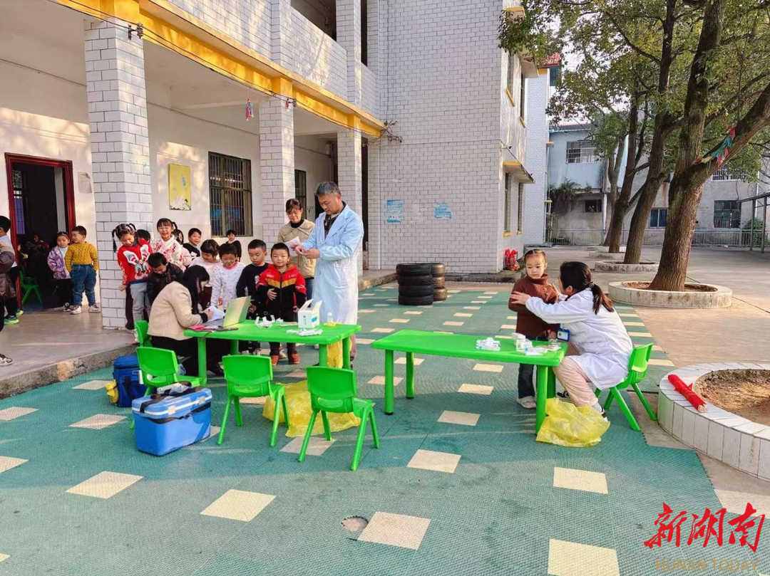 东安县花桥镇中心卫生院走进校园守护师生健康