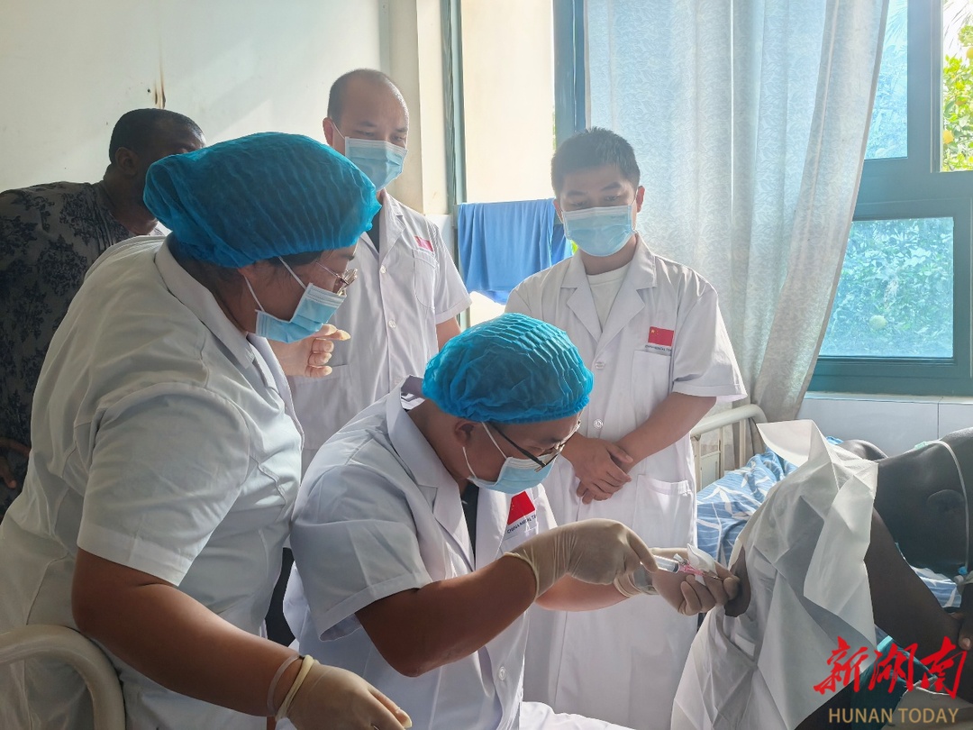 中国援非医疗队成功救治塞拉利昂重症青年，共筑中非健康桥梁