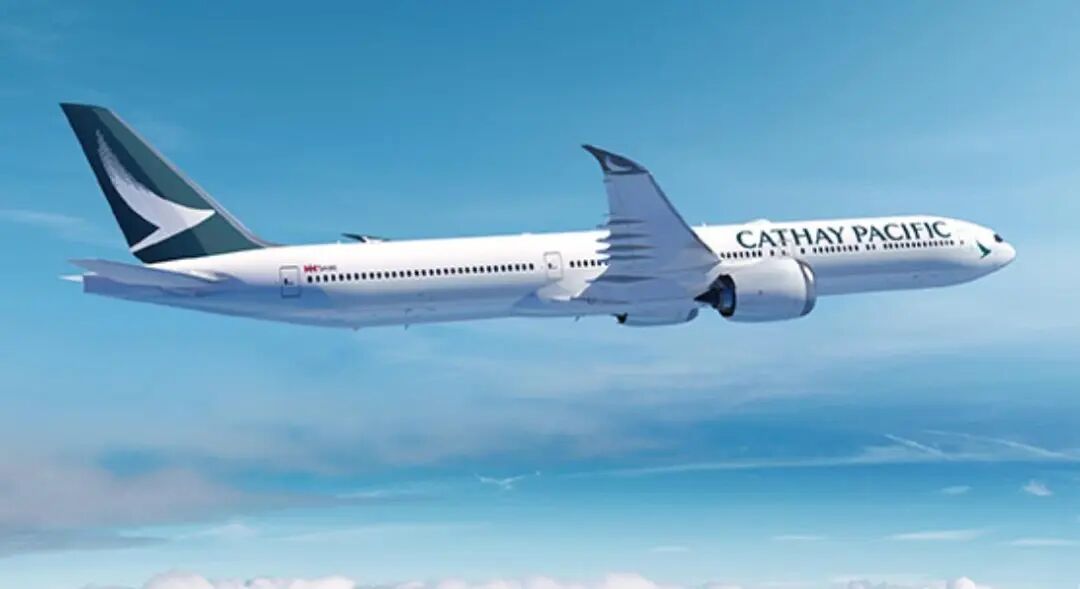 飞行中，20岁男子企图打开机舱门！警方回应