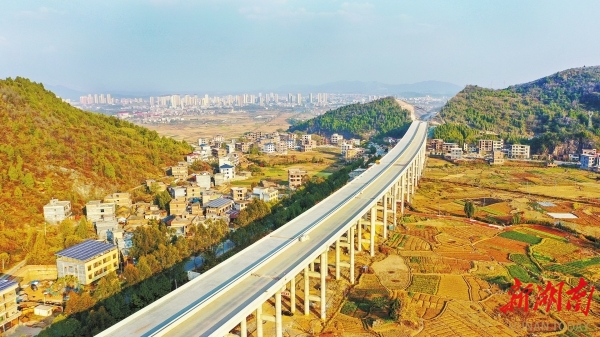 湖南日报·视觉丨桂新高速主线全幅贯通