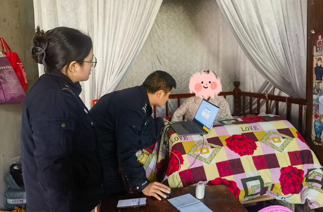 家属连连道谢，只为民警上门办的这张身份证