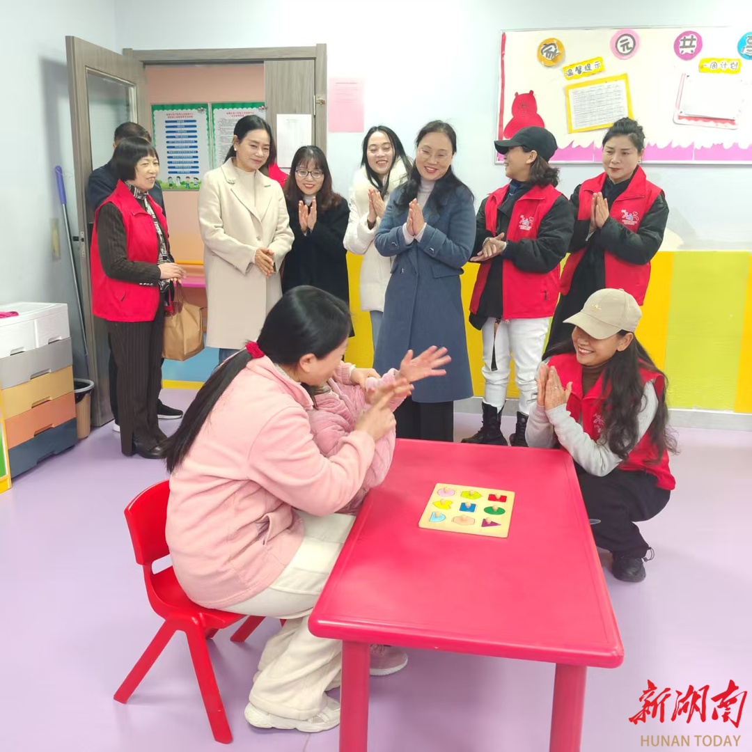 临湘市副市长方虹慰问特殊儿童