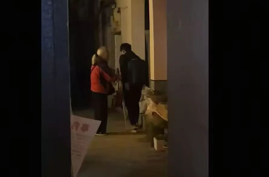 长沙有盲人老太巷子里专找女性带路？当事老人气哭了：害怕人声车声才找人求助，没想到被网暴了，有残疾证是真的看不清