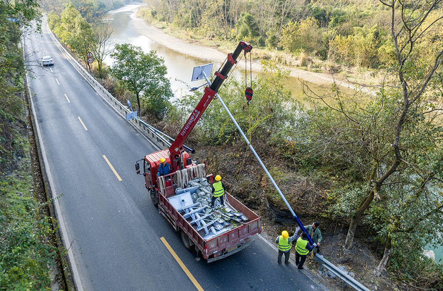 太阳能灯助夜行