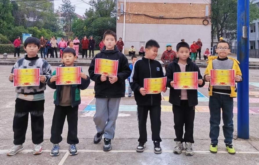 衡南县近尾洲联合学校中心小学举行秋季拔河比赛