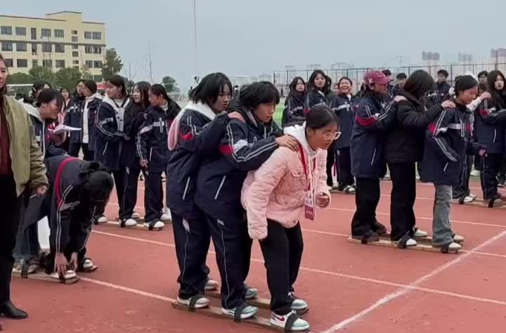 Three Girls, One Plank: the Ultimate Team Sprint