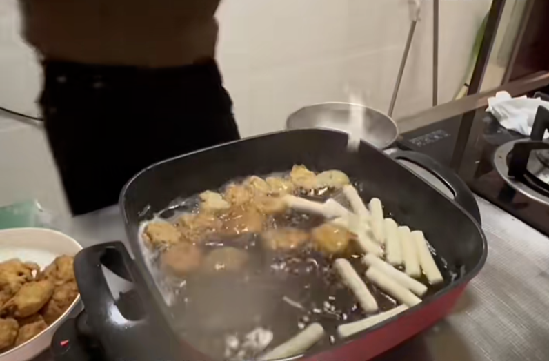 周末·提醒｜一入锅就炸了，小心这些美味秒变油锅“炸弹”