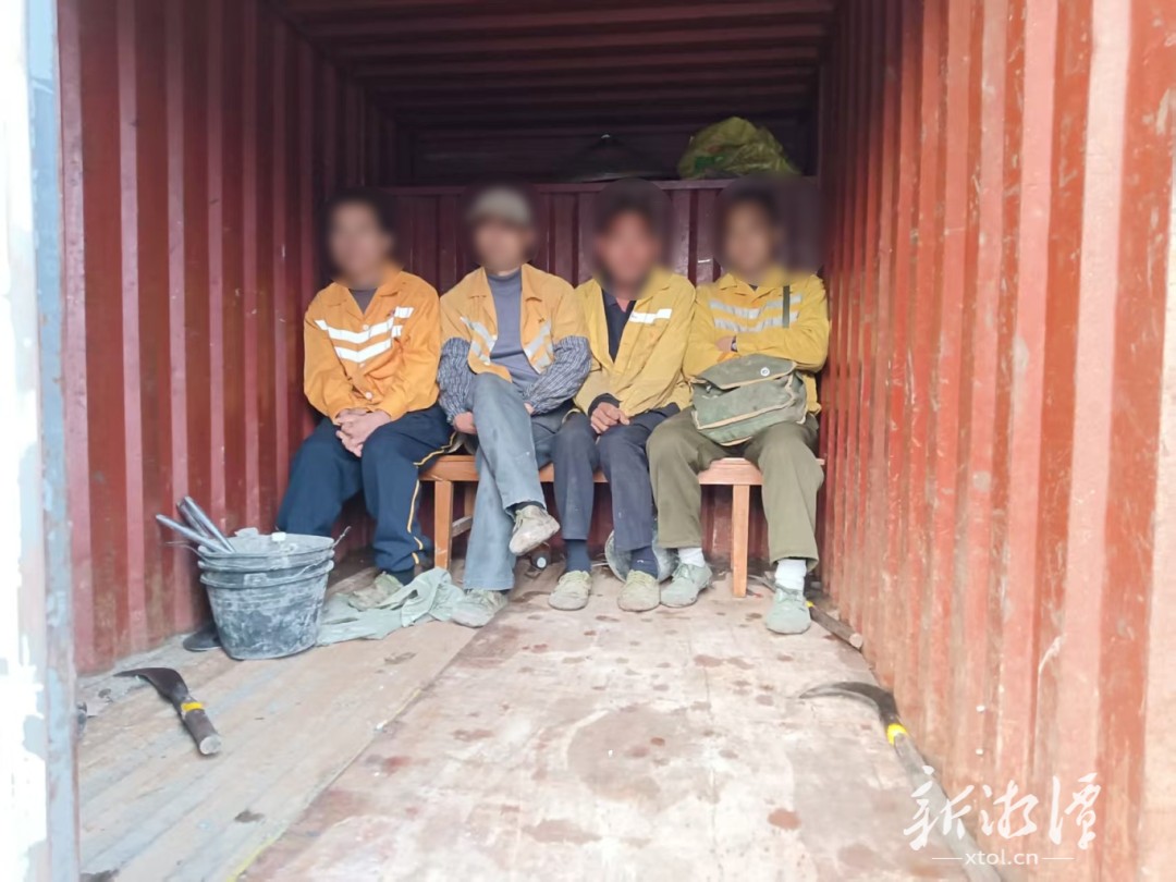 核载5人竟挤进10人！湘潭交警查获“马扎载客”货车