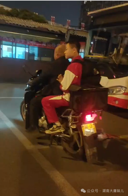 公交收班遇睡梦中学生 张家界好司机摩托送其安全回家